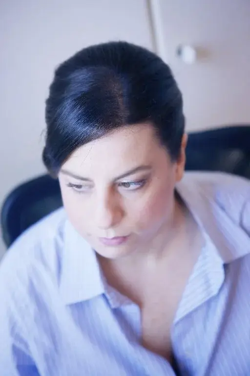 Caterina durante i preparativi, con i capelli raccolti e lo sguardo concentrato