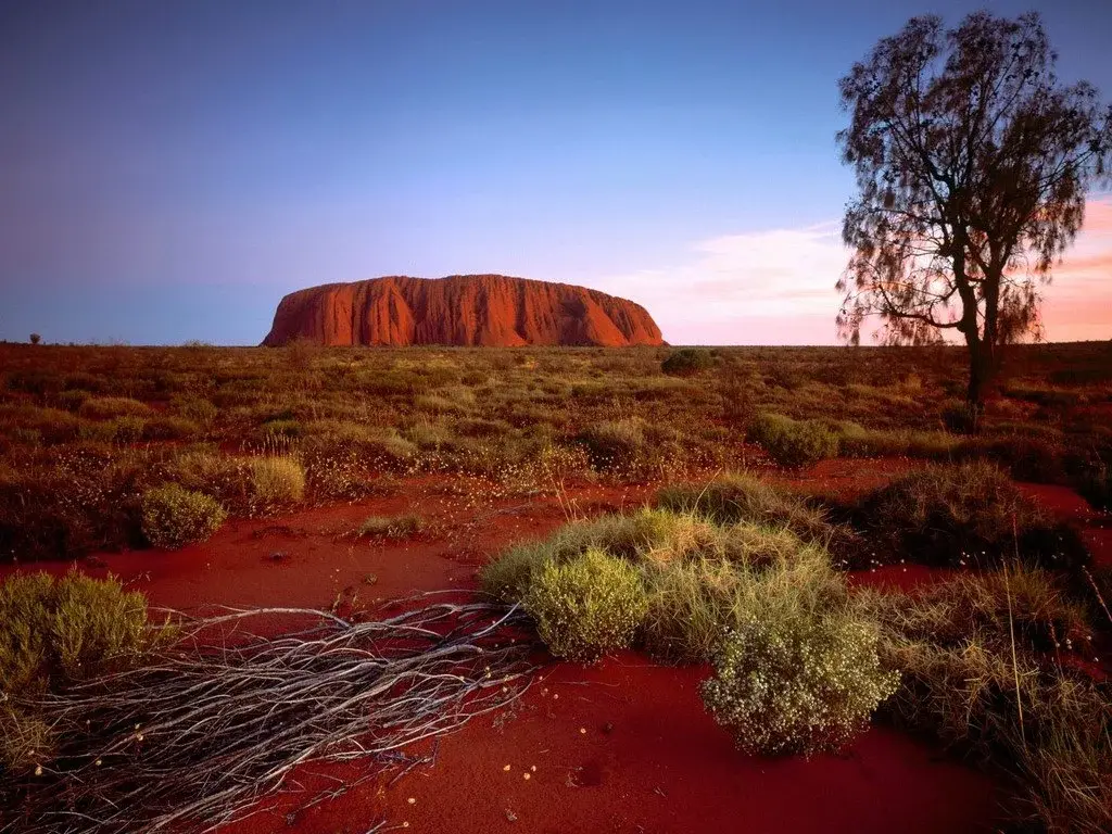 Ayers Rock al tramonto, nell'outback australiano